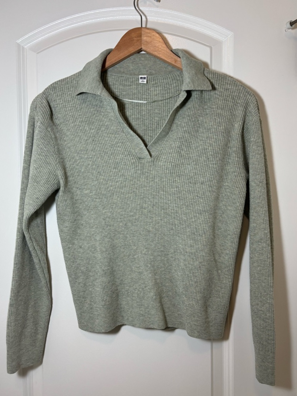 Uniqlo Women's V‑Neck Collared Sweater in Light Sage Green